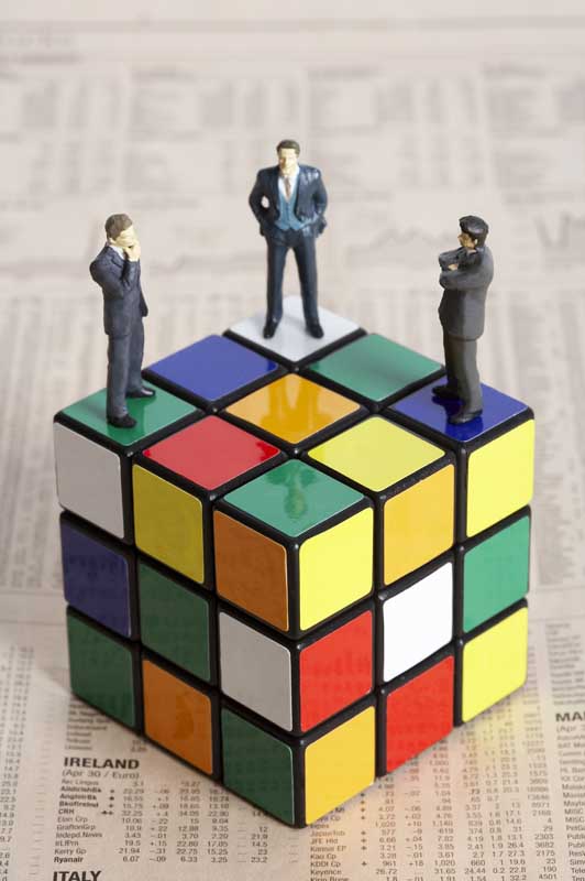 عکس با کیفیت سه نفر مکعب روبیک