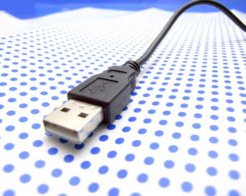 تصویر با کیفیت از کابل USB رایانه