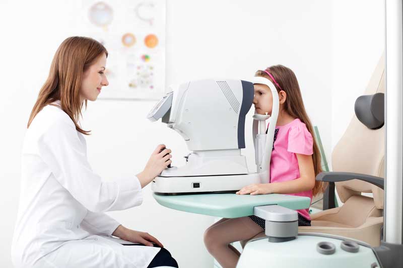 عکس لارج فرمت از معاینه چشم دختر