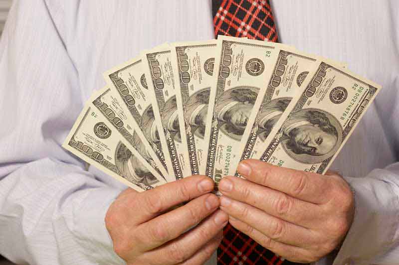 عکس با کیفیت از اسکناس 100 دلاری در دست