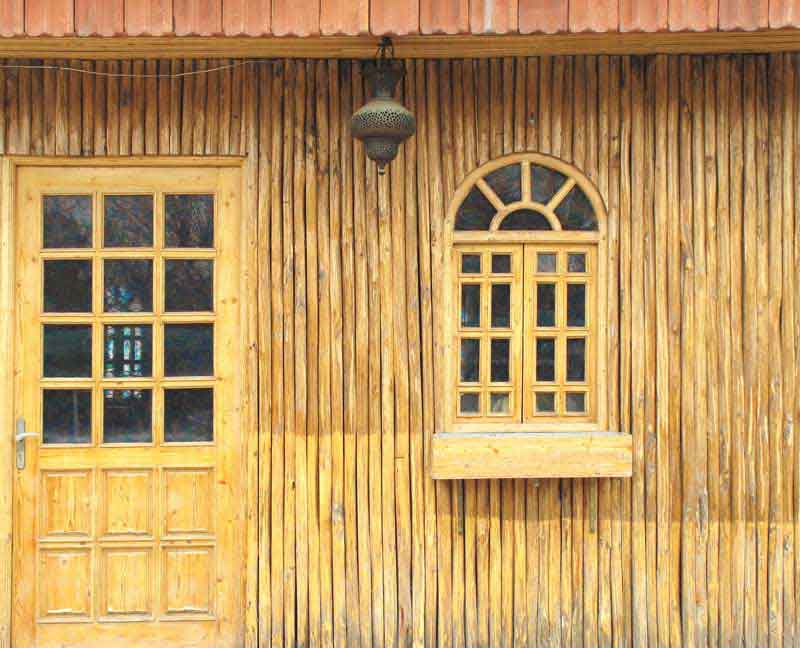 عکس زیبا از ایوان خانه چوبی