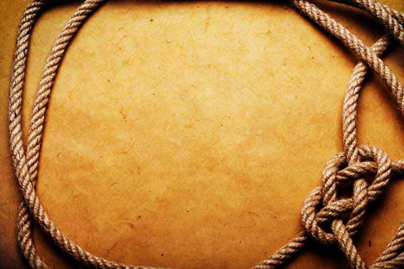 عکس لارج فرمت از کاغذ قدیمی و طناب
