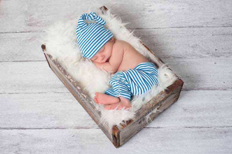 عکس زیبا از نوزاد در تخت جعبه ای