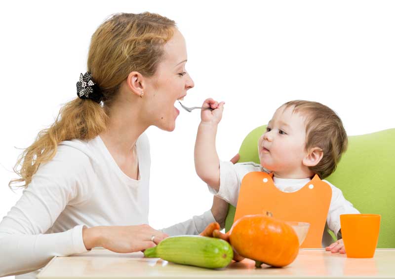 عکس زیبا از کودک با پیش بند نارنجی