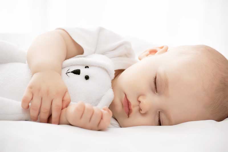 عکس زیبا از کودک خوابیده با عروسک