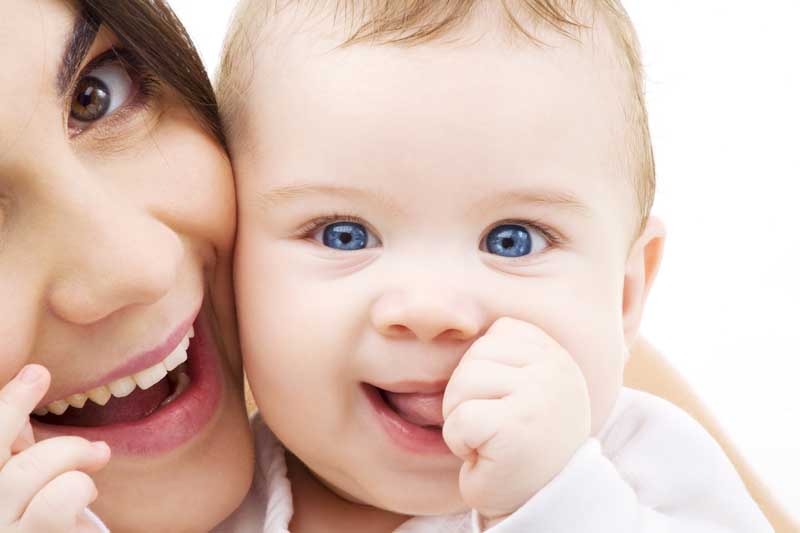 عکس زیبا از فرزند چشم آبی با مادر