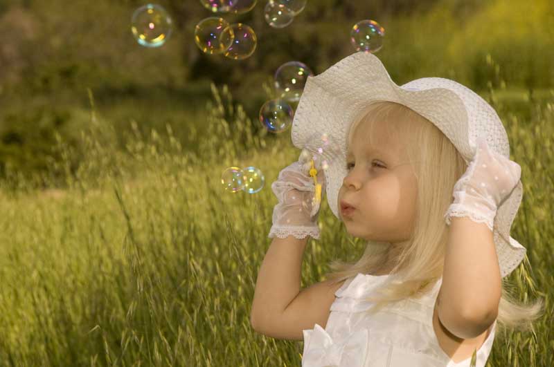 عکس لارج فرمت از بچه حباب ساز