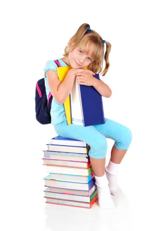 عکس لارج فرمت از بچه روی کتاب ها
