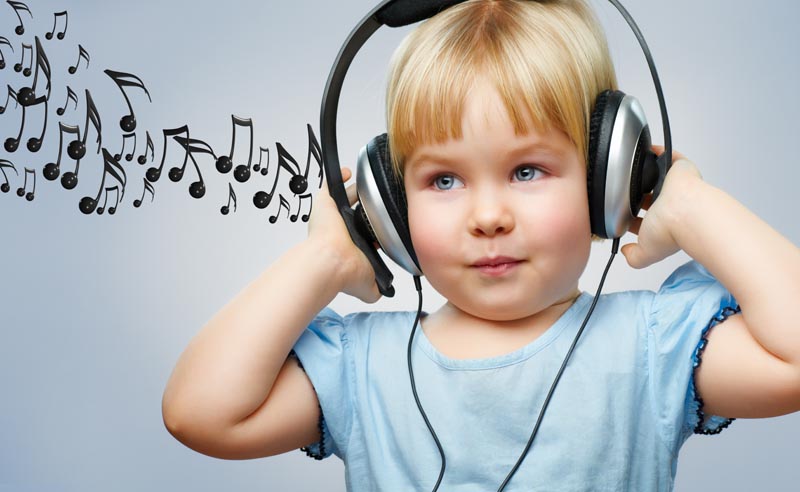 عکس لارج فرمت از کودک و هدفون