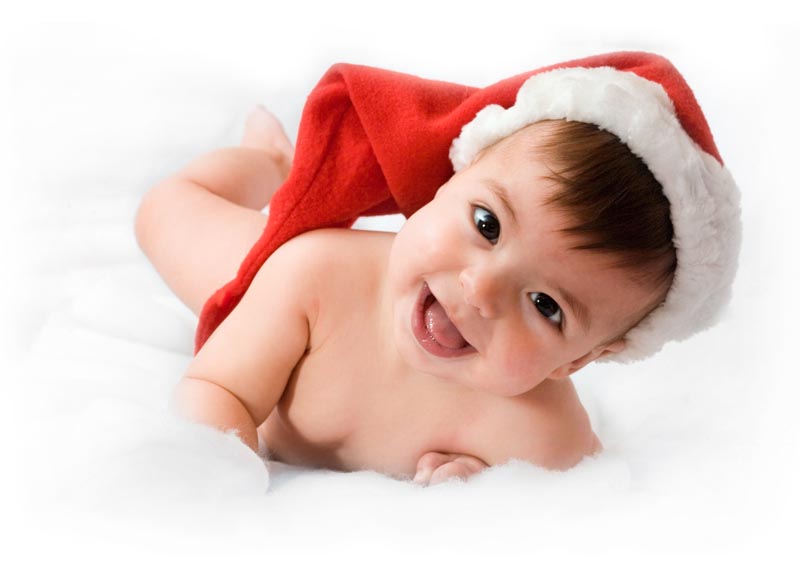 عکس لارج فرمت از کودک با کلاه کریسمس
