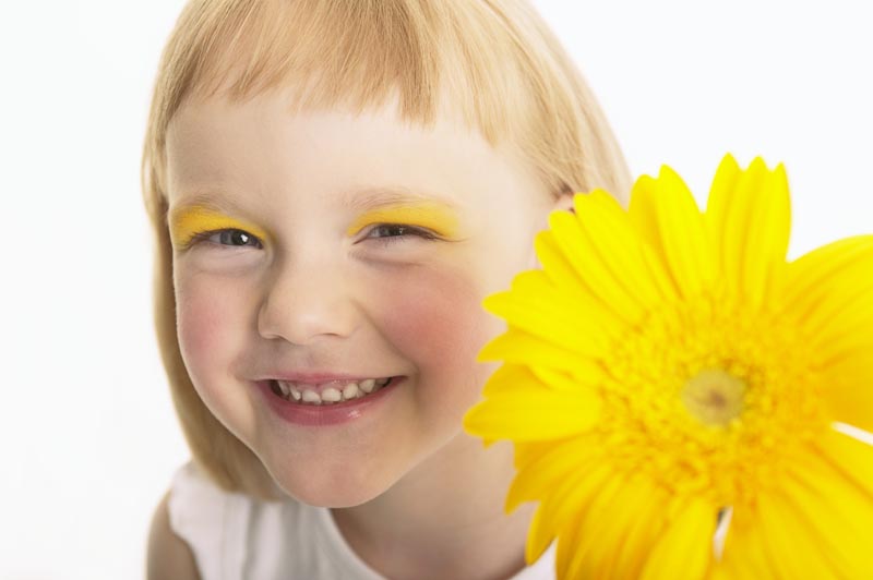 عکس لارج فرمت دختر و گل زرد