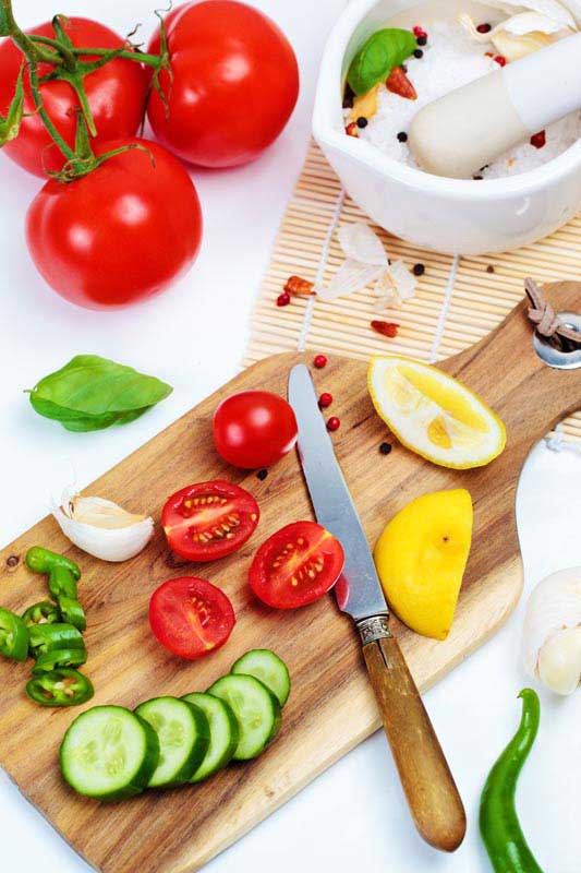 تصویر زیبا از صیفی جات تازه و تخته چوبی