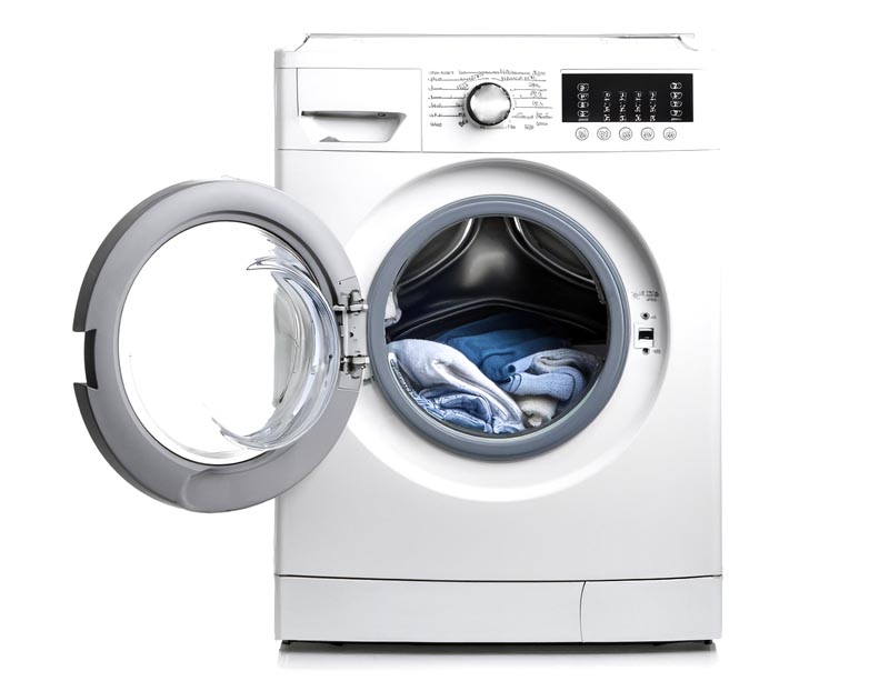 عکس با کیفیت ماشین لباسشویی پر از لباس