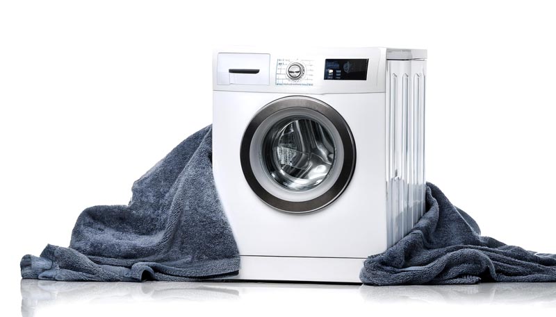 عکس با کیفیت ماشین لباسشویی و حوله خاکستری