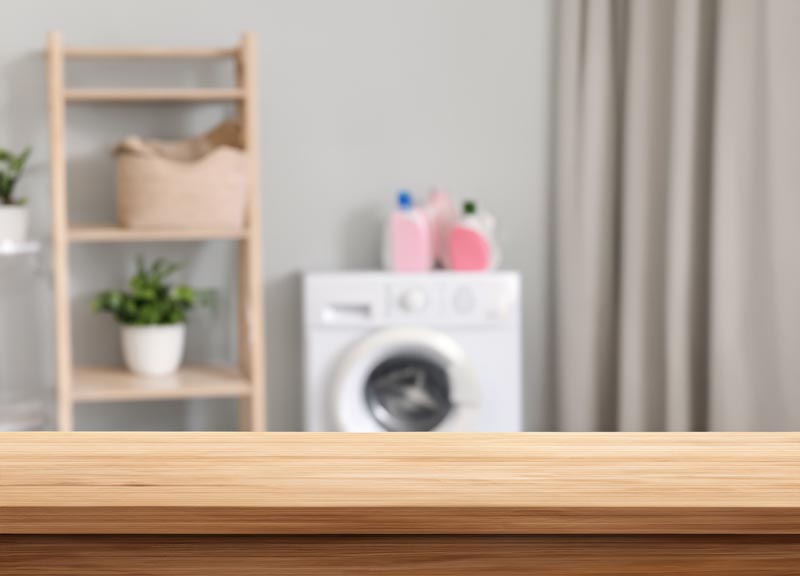 عکس با کیفیت ماشین لباسشویی و قفسه چوبی