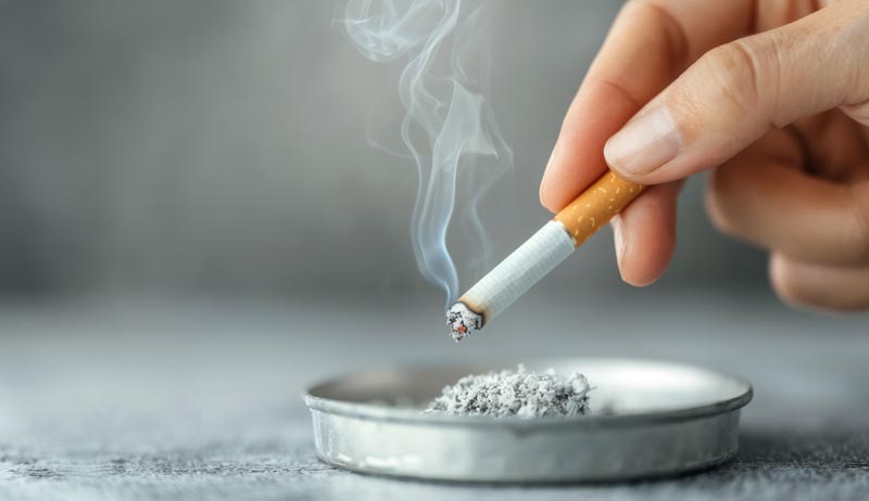 تصویر با کیفیت سیگار روشن و زیرسیگاری