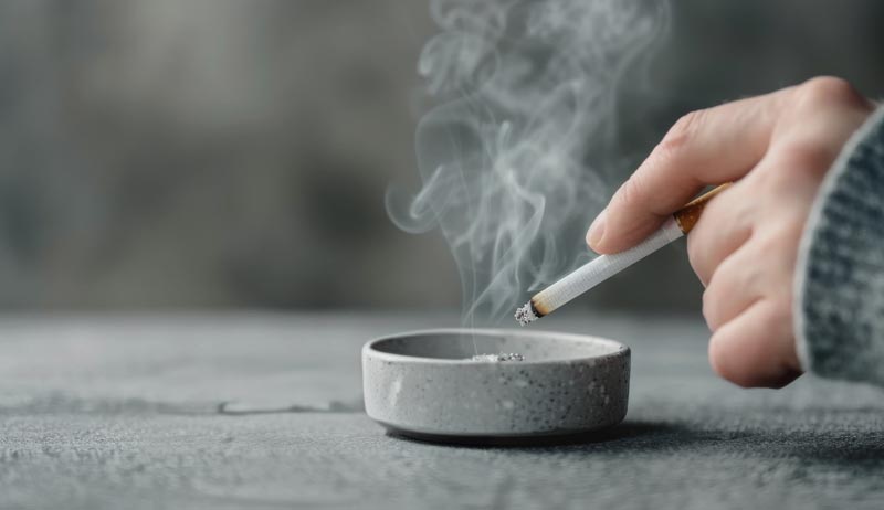 تصویر با کیفیت سیگار روشن و زیرسیگاری