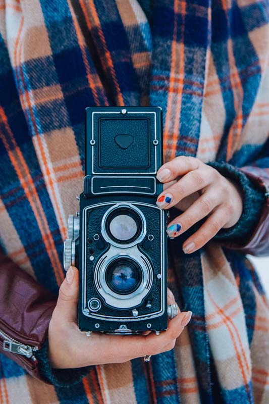 تصویر دوربین عکاسی قدیمی در دست