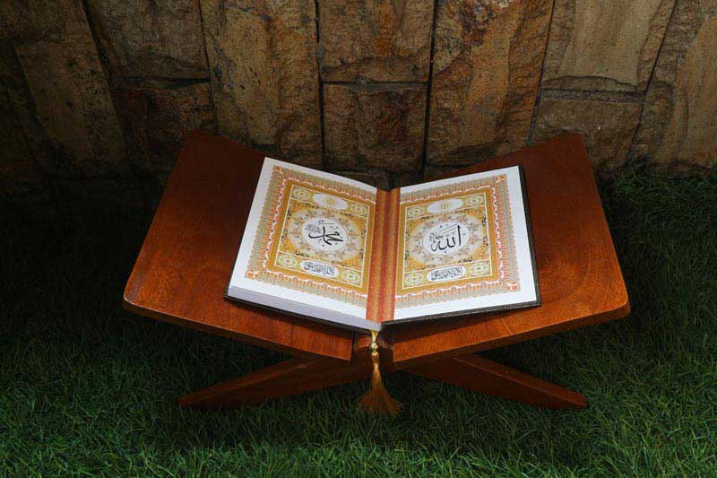 دانلود تصویر رحل قران روی چمن